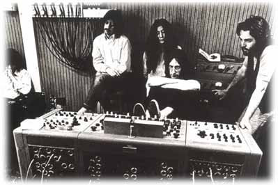 «The Beatles» во время записи "Белого альбома". На заднем плане - Йоко Оно