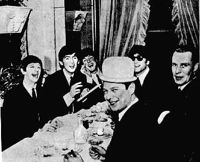 «The Beatles», Джордж Мартин (справа) и Брайан Эпстайн празднуют победу сингла "I Want to Hold Your Hand " в хит-параде США